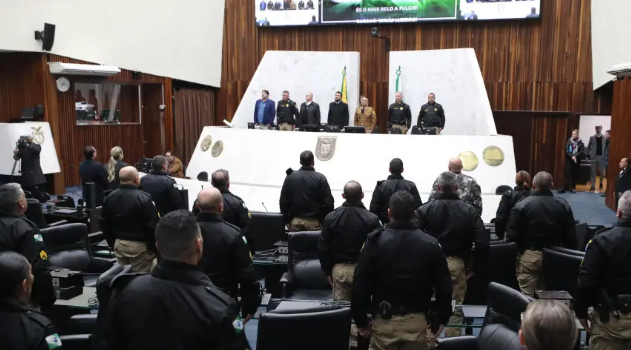 Proposta pelo deputado Soldado Adriano José (PP), a cerimônia celebrou os 112 anos da instituição, completados no último dia 24. Instrutores, comandantes, praças e outros integrantes da corporação prestigiaram a cerimônia realizada no Plenário e refletiram sobre a trajetória e o papel que a instituição cumpre hoje na sociedade paranaense.