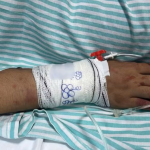 Durante toda a madrugada, ele teria agredido a mulher de diversas formas, além de gravar vídeos da tortura.