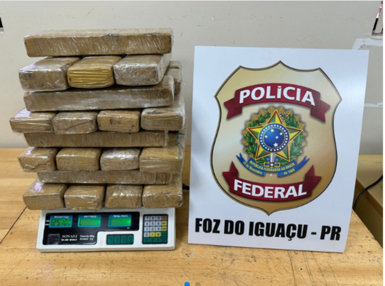 Na ocasião, um dos cães farejadores apontou para as duas bagagens suspeitas, que estava de posse de uma passageira que aguardava o embarque em um ônibus interestadual.