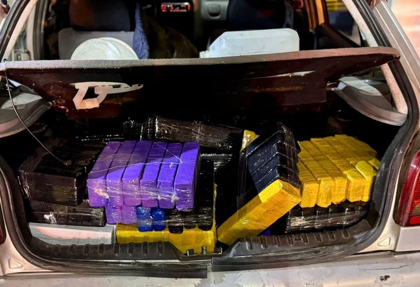 A ação da Polícia Militar começou na Prainha, quando os policiais suspeitaram do carro pelo rebaixamento dos amortecedores, sinal claro de excesso de peso.