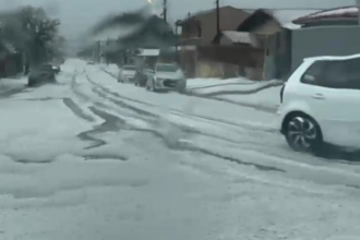 A tempestade na região está sendo causado pelo deslocamento de um vórtice ciclone de autos níveis pelo Estado.