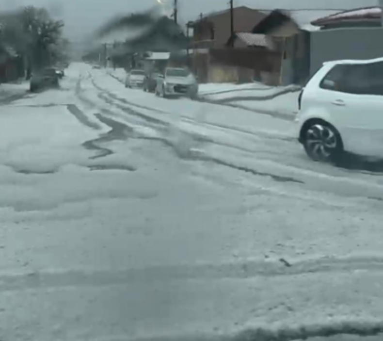 A tempestade na região está sendo causado pelo deslocamento de um vórtice ciclone de autos níveis pelo Estado.