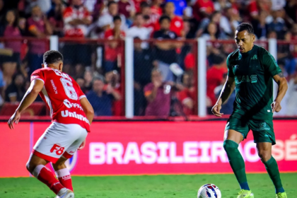A vitória foi conquistada de forma heroica, com o Coxa jogando com um jogador a menos por mais de 60 minutos.