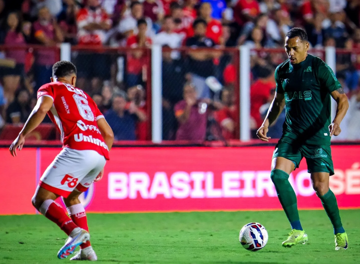 A vitória foi conquistada de forma heroica, com o Coxa jogando com um jogador a menos por mais de 60 minutos.