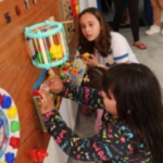 O ambiente foi estruturado para oferecer estímulos sensoriais que colaboram com o desenvolvimento infantil e o bem-estar das crianças atendidas.