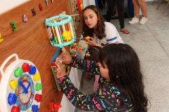 O ambiente foi estruturado para oferecer estímulos sensoriais que colaboram com o desenvolvimento infantil e o bem-estar das crianças atendidas.