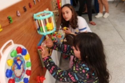 O ambiente foi estruturado para oferecer estímulos sensoriais que colaboram com o desenvolvimento infantil e o bem-estar das crianças atendidas.