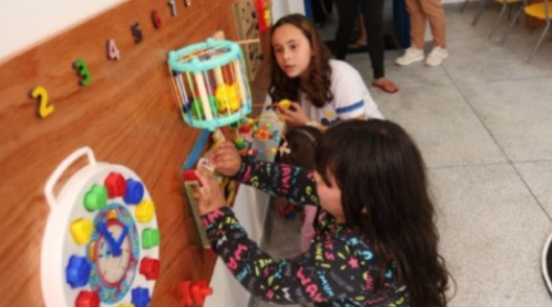 O ambiente foi estruturado para oferecer estímulos sensoriais que colaboram com o desenvolvimento infantil e o bem-estar das crianças atendidas.