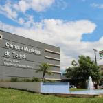 Eles são investigados por supostamente solicitar R$ 300 mil em propina de uma empresa do setor de energia renovável, em troca de apoio à aprovação de um projeto de lei na Câmara Municipal.