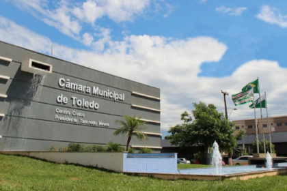 Eles são investigados por supostamente solicitar R$ 300 mil em propina de uma empresa do setor de energia renovável, em troca de apoio à aprovação de um projeto de lei na Câmara Municipal.