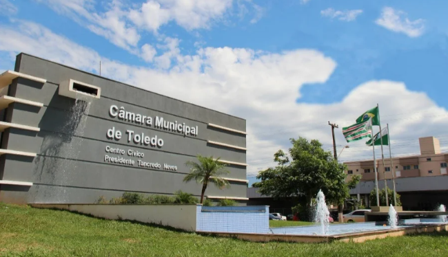 Eles são investigados por supostamente solicitar R$ 300 mil em propina de uma empresa do setor de energia renovável, em troca de apoio à aprovação de um projeto de lei na Câmara Municipal.