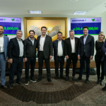 O anúncio foi feito pelo governador Carlos Massa Ratinho Junior, ao lado do secretário estadual das Cidades, Guto Silva.