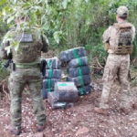 A ação policial teve início após uma embarcação proveniente do Paraguai atracar no lado brasileiro do rio e descarregar volumes em terra firme.