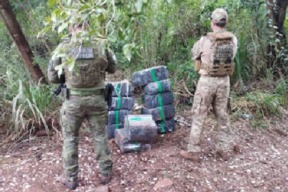 A ação policial teve início após uma embarcação proveniente do Paraguai atracar no lado brasileiro do rio e descarregar volumes em terra firme.