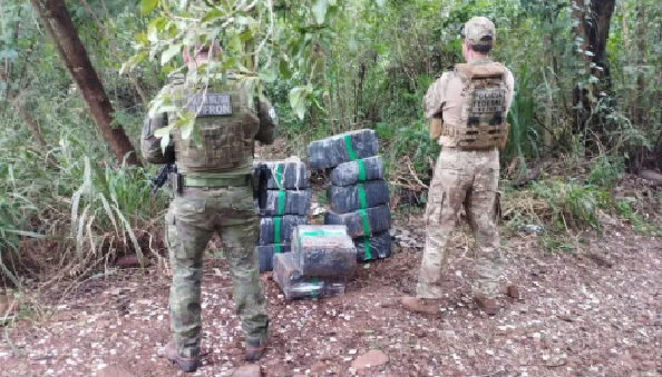A ação policial teve início após uma embarcação proveniente do Paraguai atracar no lado brasileiro do rio e descarregar volumes em terra firme.