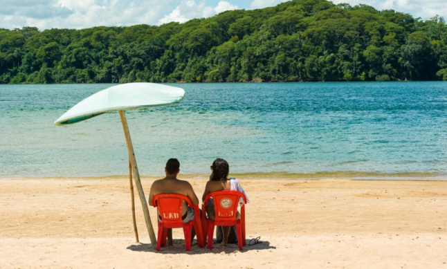 Além do clássico Litoral do Paraná, o estado esconde belíssimas praias de água doce com águas cristalinas.