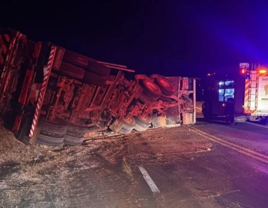 A ocorrência, que mobilizou equipes de resgate e a Polícia Rodoviária Estadual, interrompeu o trânsito na região e gerou comoção.