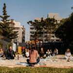 O espaço recebe uma programação gratuita, aberta ao público, com atividades que incluem práticas de autocuidado, torneio de beach tennis entre pais e filhos, oficinas criativas, ações pet, gastronomia local e muito mais.
