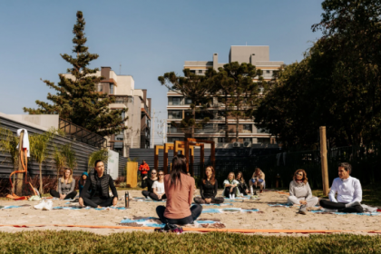 O espaço recebe uma programação gratuita, aberta ao público, com atividades que incluem práticas de autocuidado, torneio de beach tennis entre pais e filhos, oficinas criativas, ações pet, gastronomia local e muito mais.