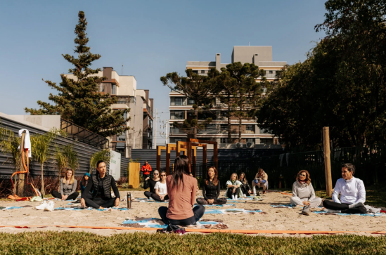 O espaço recebe uma programação gratuita, aberta ao público, com atividades que incluem práticas de autocuidado, torneio de beach tennis entre pais e filhos, oficinas criativas, ações pet, gastronomia local e muito mais.