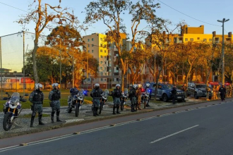 A ação, que contou com cerca de 60 agentes e cães de faro, teve como foco a região da Vila Pantanal e visou combater o tráfico de drogas e outros crimes.
