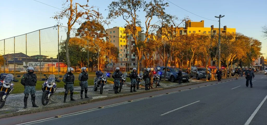 A ação, que contou com cerca de 60 agentes e cães de faro, teve como foco a região da Vila Pantanal e visou combater o tráfico de drogas e outros crimes.