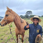 A equipe ajudou um menino a encontrar sua égua que havia fugido pelo mato.