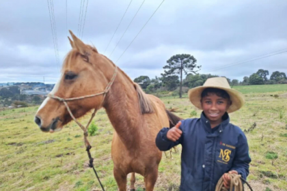 A equipe ajudou um menino a encontrar sua égua que havia fugido pelo mato.