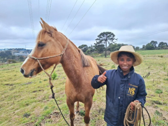 A equipe ajudou um menino a encontrar sua égua que havia fugido pelo mato.