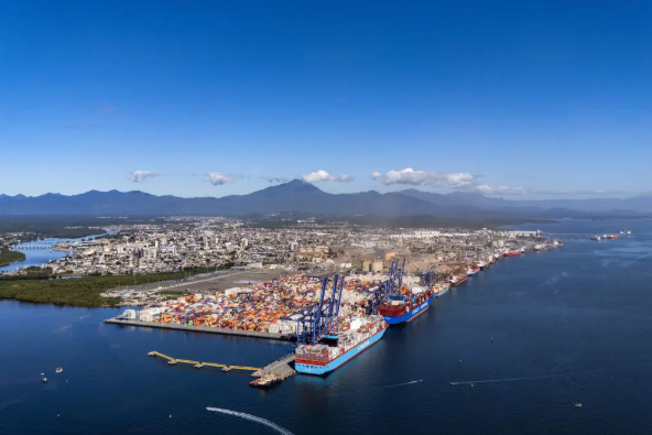 Outro recorde alcançado no período foi no Corredor de Exportação Leste, que representa o trecho entre os berços 212 e 214 do Porto de Paranaguá.