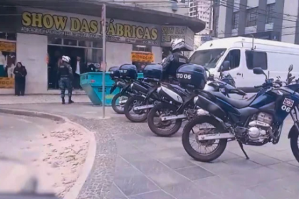 O caso ganhou contornos ainda mais graves quando se descobriu que o pai possuía um mandado de prisão em aberto por homicídio qualificado.