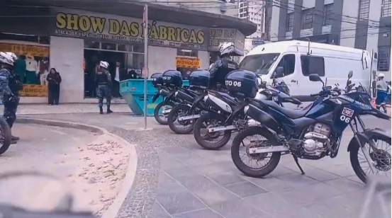 O caso ganhou contornos ainda mais graves quando se descobriu que o pai possuía um mandado de prisão em aberto por homicídio qualificado.
