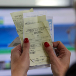 O homem de 50 anos participou com 11 notas fiscais emitidas em abril e foi contemplado com o bilhete 20.291.239.