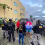 A ação foi coordenada pela Polícia Civil de Paranaguá e teve como foco o combate a crimes ligados à disputa entre grupos criminosos pelo controle do tráfico de drogas na cidade.
