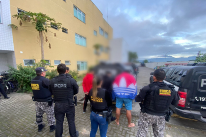 A ação foi coordenada pela Polícia Civil de Paranaguá e teve como foco o combate a crimes ligados à disputa entre grupos criminosos pelo controle do tráfico de drogas na cidade.
