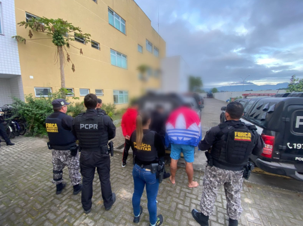 A ação foi coordenada pela Polícia Civil de Paranaguá e teve como foco o combate a crimes ligados à disputa entre grupos criminosos pelo controle do tráfico de drogas na cidade.