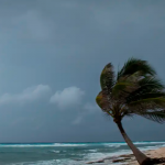 a Marinha do Brasil emitiu alerta para uma área de baixa pressão sobre o oceano que poderá afetar a faixa litorânea dos estados de Santa Catarina, Paraná e São Paulo.