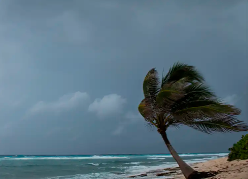 a Marinha do Brasil emitiu alerta para uma área de baixa pressão sobre o oceano que poderá afetar a faixa litorânea dos estados de Santa Catarina, Paraná e São Paulo.