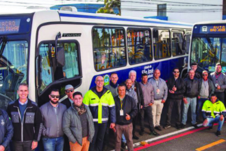 A cerimônia aconteceu na Praça do Verbo Divino, no Centro da cidade, e contou com a presença de autoridades municipais, servidores públicos, representantes das empresas concessionárias e membros da comunidade.