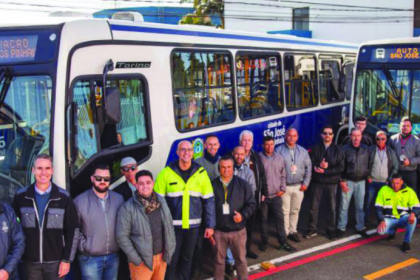 A cerimônia aconteceu na Praça do Verbo Divino, no Centro da cidade, e contou com a presença de autoridades municipais, servidores públicos, representantes das empresas concessionárias e membros da comunidade.