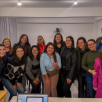 Com turmas formadas por diferentes perfis, a iniciativa atende desde crianças, que aprendem de forma lúdica e educativa.