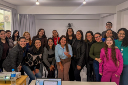 Com turmas formadas por diferentes perfis, a iniciativa atende desde crianças, que aprendem de forma lúdica e educativa.
