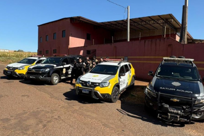 Durante a operação, os policiais apreenderam 22,3 mil garrafas de cerveja com rótulos falsificados, prontas para distribuição.