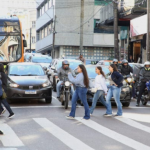 Com o crescimento das cidades, aumenta também o número de veículos nas ruas, principalmente carros particulares, o que provoca trânsito intenso e coloca os pedestres em situação de risco.