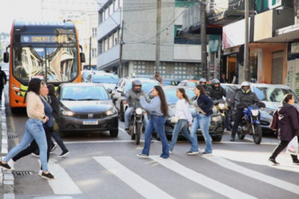 Com o crescimento das cidades, aumenta também o número de veículos nas ruas, principalmente carros particulares, o que provoca trânsito intenso e coloca os pedestres em situação de risco.