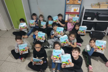Os materiais foram enviados por meio do Programa Educa Juntos, dentro do eixo do Compromisso Nacional da Criança Alfabetizada (CNCA).