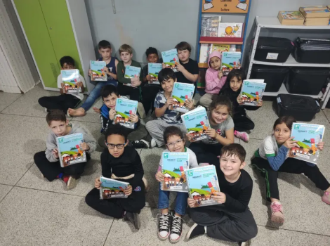 Os materiais foram enviados por meio do Programa Educa Juntos, dentro do eixo do Compromisso Nacional da Criança Alfabetizada (CNCA).