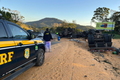 Equipes da EPR Litoral Pioneiro, do Corpo de Bombeiros e da Polícia Rodoviária Federal (PRF) atenderam à ocorrência.