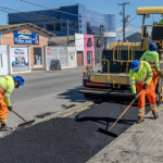 Foram aplicados 340 metros de asfalto a quente para a recuperação da faixa cicloviária, algo que beneficia a mobilidade urbana, trazendo segurança e conforto aos ciclistas. 