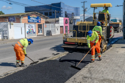 Foram aplicados 340 metros de asfalto a quente para a recuperação da faixa cicloviária, algo que beneficia a mobilidade urbana, trazendo segurança e conforto aos ciclistas. 